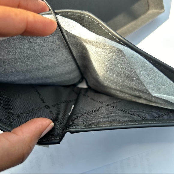 Choose one NWT  Men`s Jet Set Slim Billfold Leather Wallet with Gift Box pick 1 - Picture 7 of 15